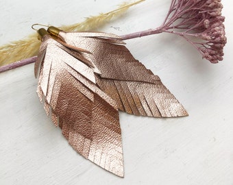 medium feather earrings made of leather in rose metallic