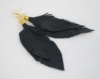 medium feather earrings made of leather in black