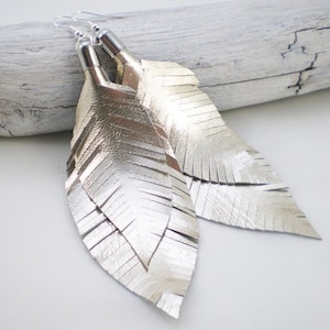 medium feather earrings made of leather in gold metallic image 1