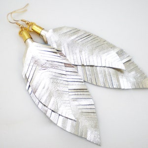 medium feather earrings made of leather in gold metallic image 6