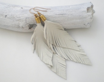 medium feather earrings made of cream-coloured leather