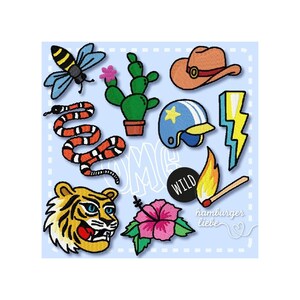 Könnte beinhalten: Ein Set bunter Bügelbilder mit verschiedenen Designs, darunter eine Biene, ein Kaktus, eine Schlange, ein Tiger, ein Cowboyhut, ein Helm, ein Blitz, ein Streichholz und eine Hibiskusblüte. Die Patches haben einen Vintage-Cartoon-Stil und sind perfekt, um Kleidung, Taschen oder anderen Accessoires eine einzigartige Note zu verleihen.