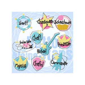 Könnte beinhalten: Neun bunte Bügelbilder mit verschiedenen Designs und Texten. Die Patches beinhalten einen Sheriffstern, eine Krone, eine Kochmütze, eine Gitarre, einen Marienkäfer, einen Cupcake, eine Rakete und zwei Schilde. Der Text auf den Patches lautet "Sheriff", "Chaosqueen Zuckerschnute", "Chef!", "Rocker!", "Prinzessin", "Majestät", "Chefin!" und "Commander".