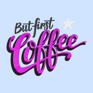 Könnte beinhalten: Rosa und schwarzer Grafiktext mit der Aufschrift "But first, coffee" mit einem weißen Stern über dem Text.