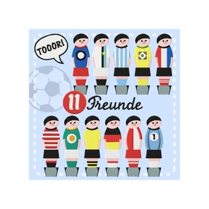 Könnte beinhalten: Ein blauer Hintergrund mit einem Fußball und 11 Cartoon-Fußballspielern in verschiedenen Trikots. Der Text "TOOOOR!" befindet sich in einer Sprechblase über den Spielern. Die Zahl "11" befindet sich in einem roten Kreis und der Text "Freunde" befindet sich unter den Spielern.