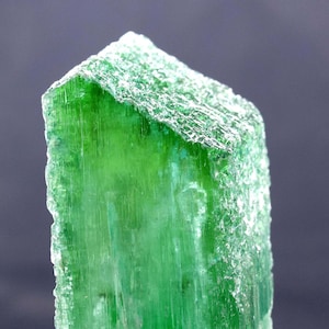 V-vorm beëindigd groen kunzietkristal, Hiddeniet kunzite, spodumeen kunziet, ruwe kunziet, kunziet te koop - 266 gram