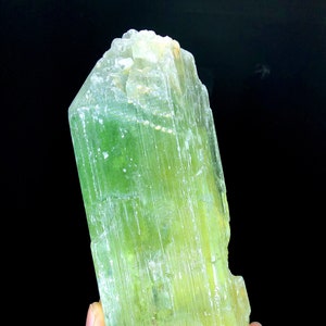 V-vorm groene kleur Hiddeniet kunzite, kunzietkristal, spodumeen kunzite, natuurlijke kunzite, kunzitesteen, kunzite ruw - 999 gram