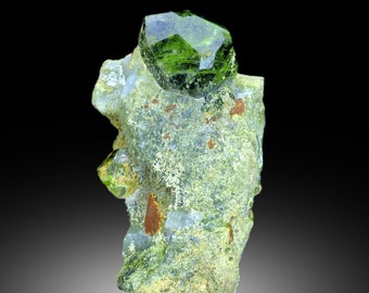 母岩に埋め込まれたデマントイドガーネット結晶の希少標本