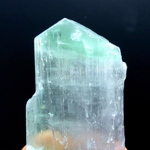 V-vorm beëindigd groen kunzietkristal, ruwe kunziet, kunzietsteen, genezend kristal, kunzietkristal uit Afghanistan - 65 gram