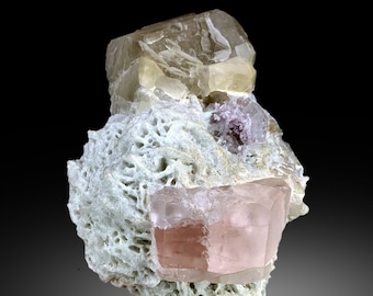 Ejemplar de morganita rosa con polucita y cuarzo, Afganistán