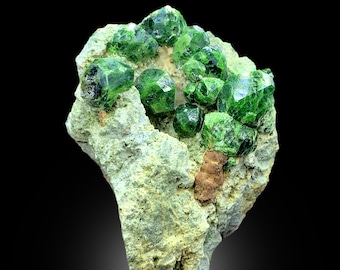 母岩上のデマントイドガーネット | 原石の緑色ガーネット結晶、鉱物