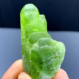 Cristallo di peridoto verde lussureggiante dalla valle di Supat, Pakistan - 19 grammi