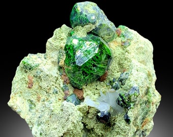 【グリーンの結晶】【最高品質】ディマントイドガーネット 26×22×12mm 鮮やかなグリーンのデマントイドガーネット結晶（母岩入り） - 53