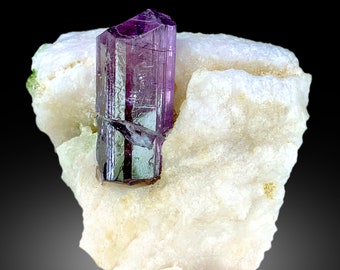 220ct巨大スキャポライト結晶/鉱物標本 母岩上の紫色のスキャポライト結晶、アフガニスタン産原鉱物標本