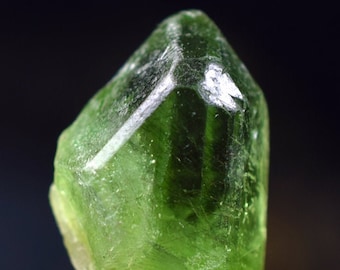 天然グリーンペリドット標本。 緑豊かなペリドットの結晶クラスター：原石鉱物標本、パキスタンの