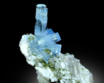 Cúmulo de cristal de aguamarina con terminaciones en anillos azules sobre matriz de moscovita (98 gramos)