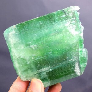 Groen kunzietkristal, Hiddeniet kunziet, spodumeen kunziet, ruwe kunziet, kunzietsteen, kunziet te koop - 321 gram