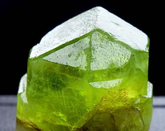 緑豊かなペリドットの結晶クラスター：原石鉱物標本、パキスタンの