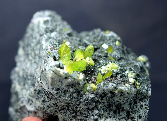 マトリックス上の天然グリーンスフェーンチタン石標本。 【公式通販】