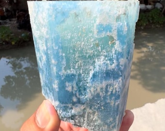 Cristallo di acquamarina blu cielo dalla valle di Shigar, Pakistan - 585 grammi
