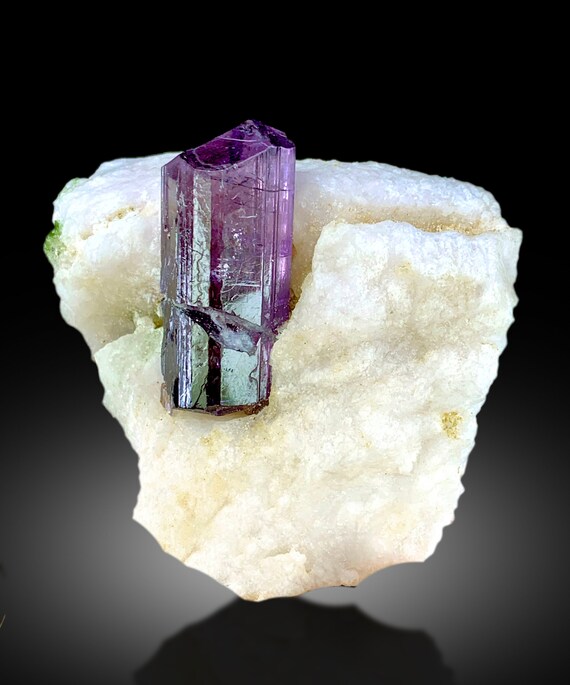 母岩上の紫色のスキャポライト結晶、アフガニスタン産原鉱物標本
