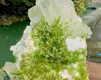 パキスタン産、1066グラムのユニークなトルマリン結晶（母岩付き