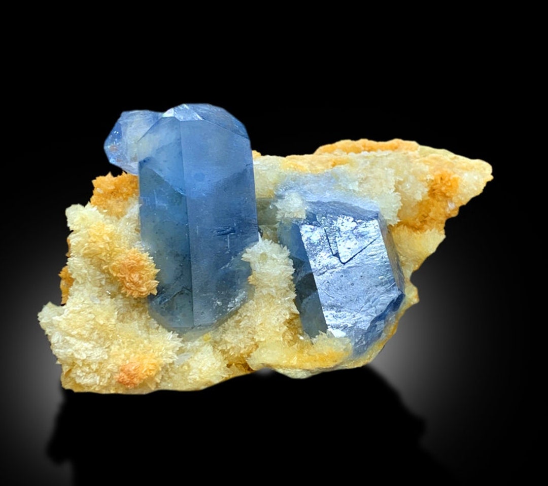 方解石を含むブルーセレスティンクリスタル。 方解石を含むブルーセレスティンクリスタル。