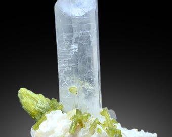 パキスタンのシガール産、クォーツ入りグリーントルマリンクラスター