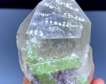 水晶に埋め込まれたレピドライト入りグリーントルマリン結晶、ラグマン