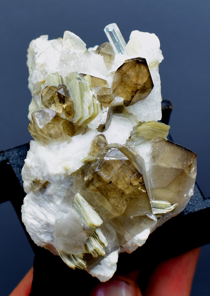 パキスタン産スモーキークォーツ標本に天然アクアマリンクリスタル