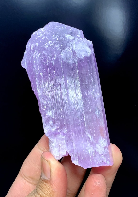 V字型にカットされたピンク色のクンツァイトクリスタル