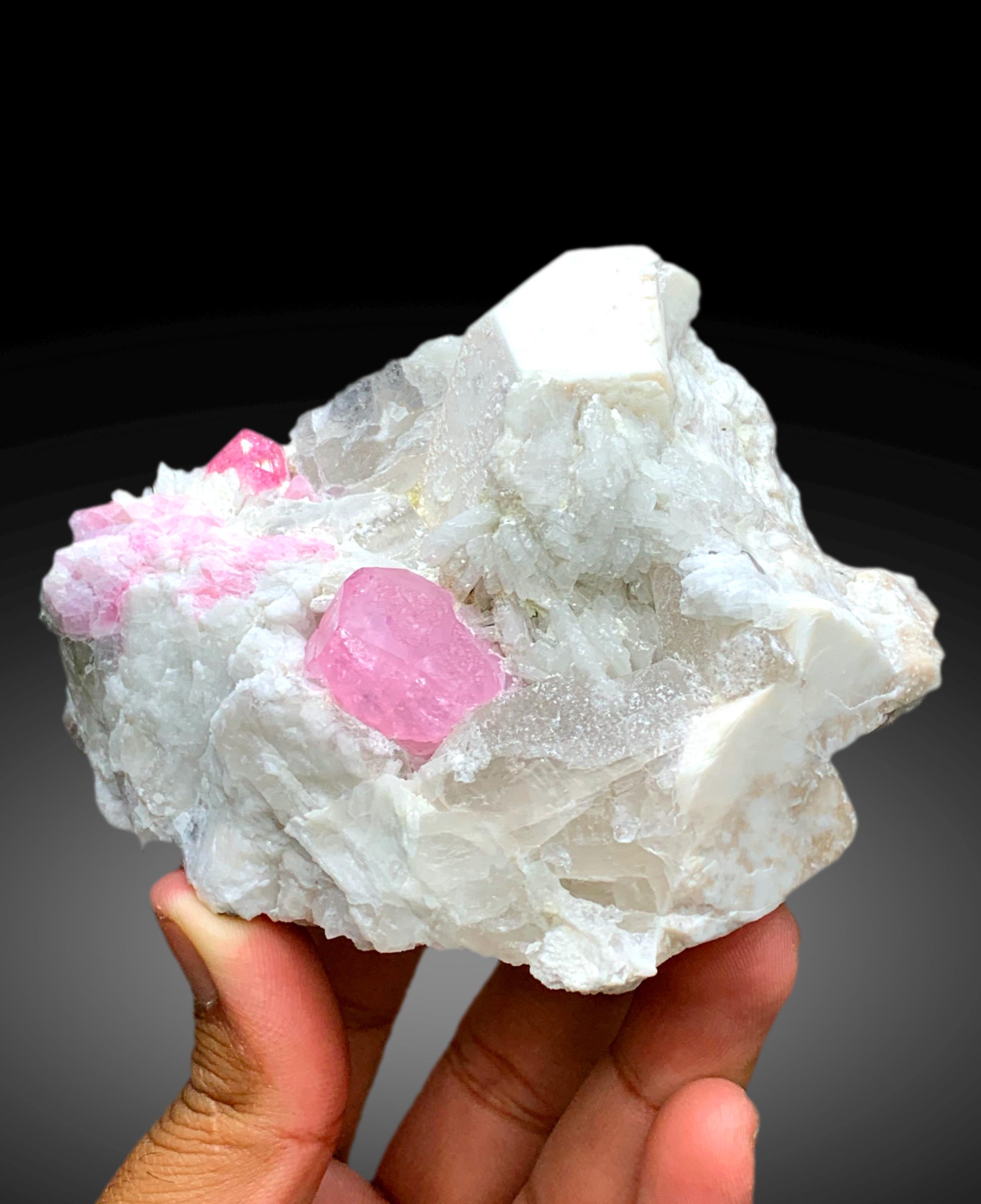 ピンクトルマリン結晶、水晶、雲母、長石を含むアフガニスタン産原石