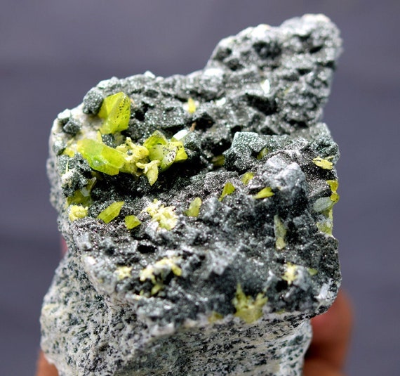 マトリックス上の天然グリーンスフェーンチタン石標本。 【公式通販】