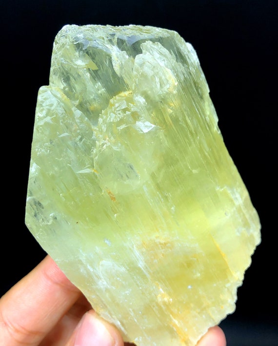終端グリーン クンツァイト クリスタル 20 グラム。 V 字型終端レモン グリーン クンツァイト、クンツァイト標本、原石、クンツァイト宝石、アフガニスタン産クンツァイト - 342 グラム