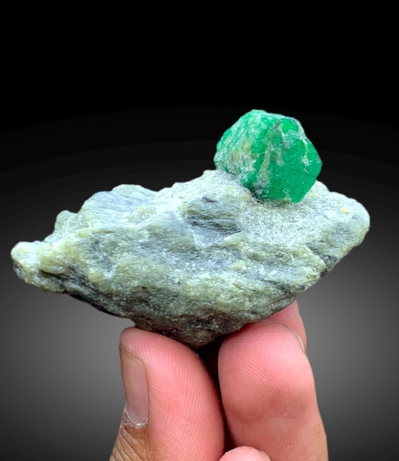 マトリックス上の豊かなグリーンのエメラルド結晶：原石鉱物標本