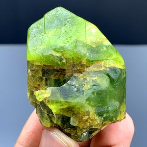 Cristallo di peridoto verde naturale terminato dal Pakistan - 91 grammi