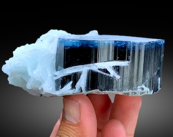 アフガニスタン産ブルーキャップトルマリンクリスタル（アルバイト入り