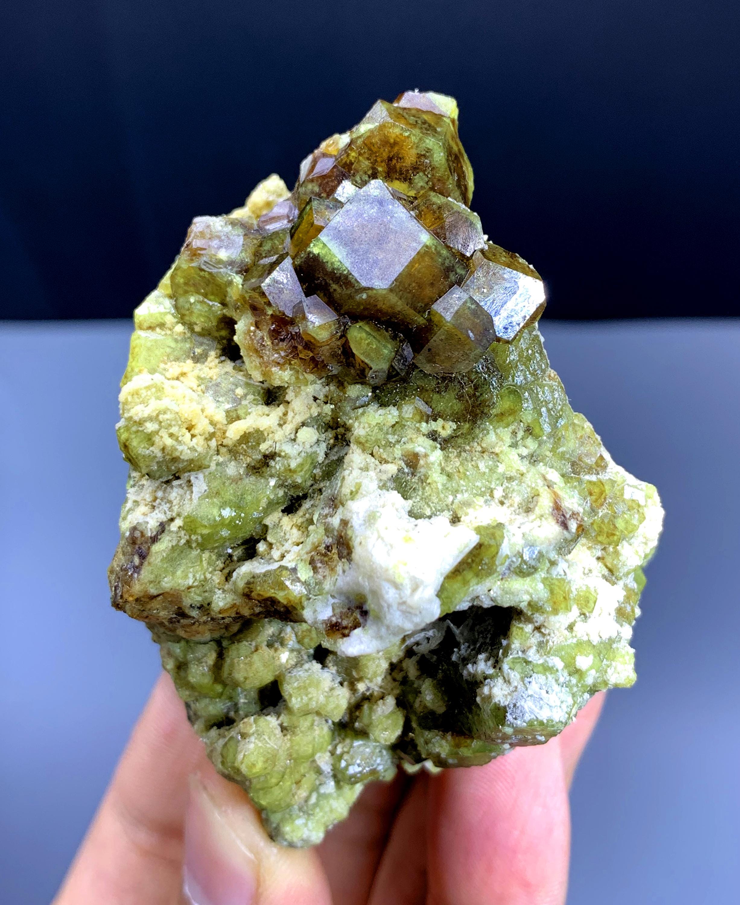 パキスタン産の天然アンドラダイトガーネット結晶（母岩入り） - 189