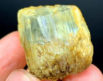 イエロートリフェーンクンツァイト標本：原石の山型鉱物（26グラム