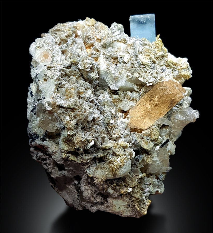 アクアマリン、トパーズ、ショール、クォーツ、マイカ鉱物標本