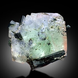 Cristal de fluorita bicolor con cristales de Schorl de Chumar Bakhoor Gilgit, Pakistán - 129 gramos