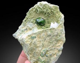 グリーンガーネット（デマントイド？）の母岩付き原石（パキスタン産