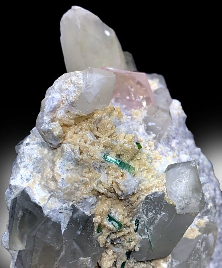 アフガニスタン産のトルマリン入りピンクモルガナイト、クォーツ