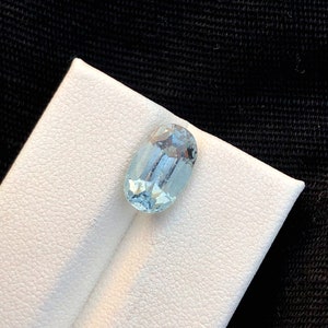 Natural Oval Aquamarine Gemstone: Jewelry Making (2.80 Carats)