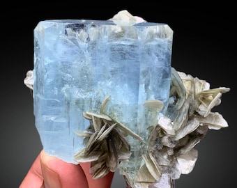 Himmelsblå akvamarinkristall med muskovitglimmer, Nagar Valley Hunza, Pakistan (325 gram)