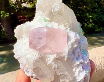 Cristal de morganita rosa con turmalinas, cuarzo y albita, 342 gramos