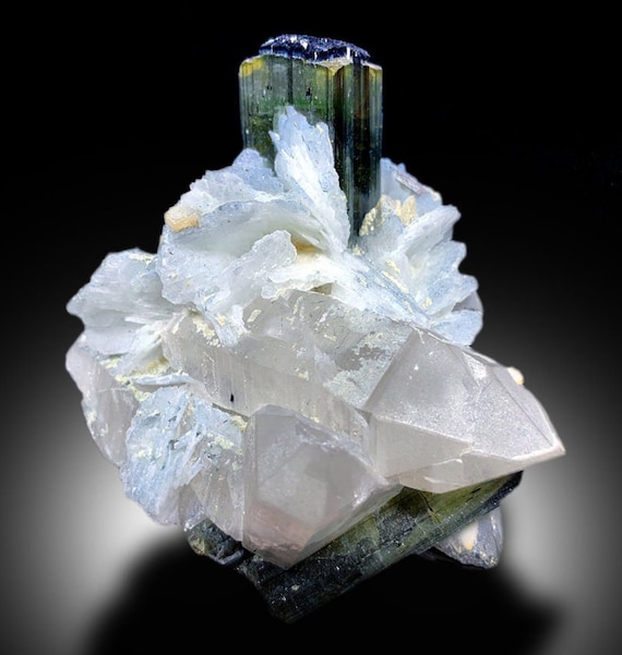 トルマリン　鉱物標本 天然グリーンカラートルマリン結晶、クォーツ、クリーベラナイト