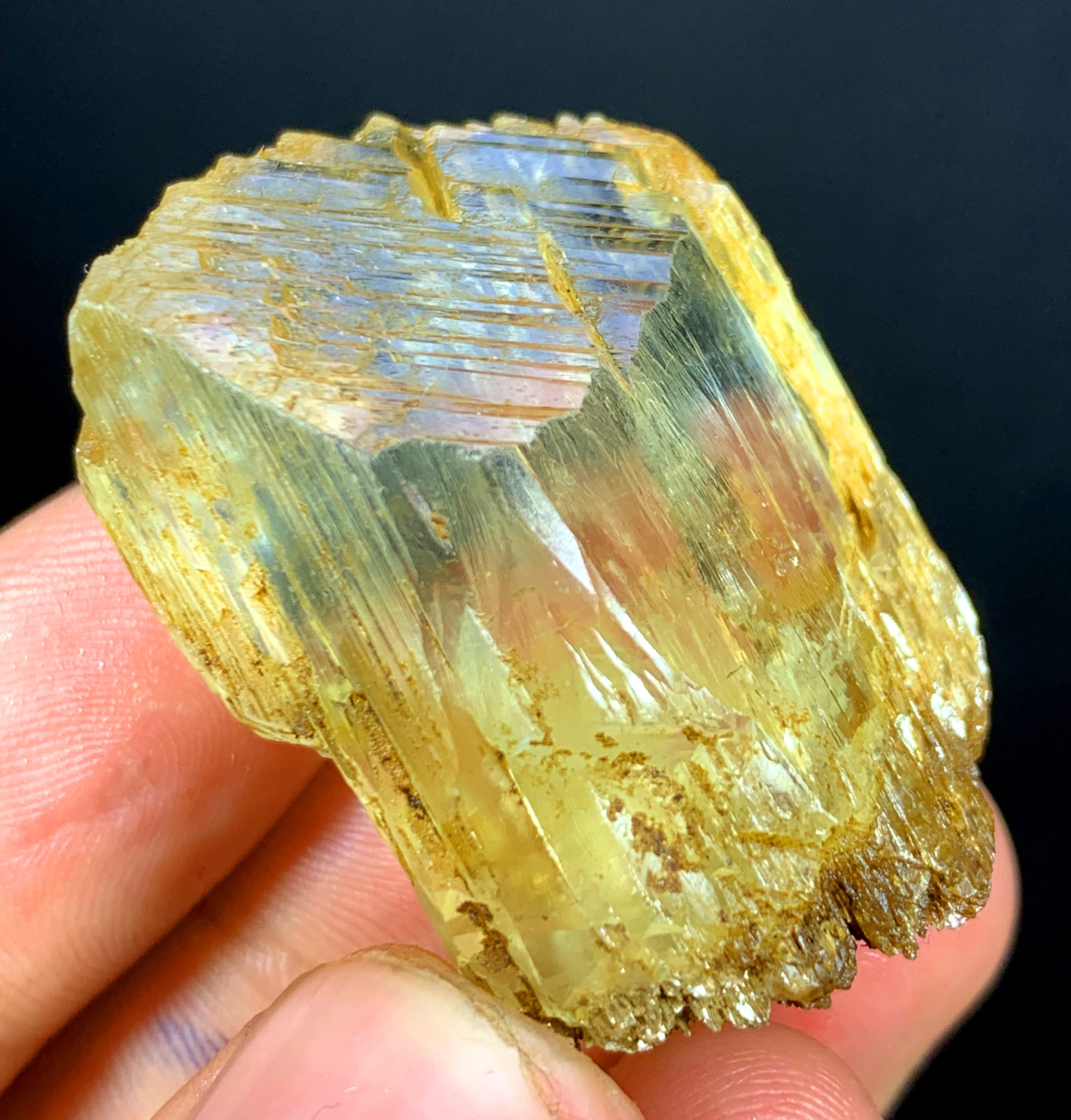 イエロートリフェーンクンツァイト標本：原石の山型鉱物（26グラム