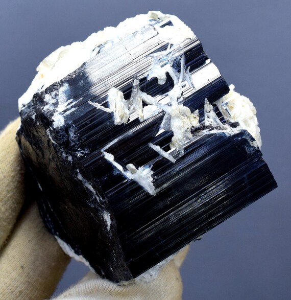 天然の終結ショールブラックトルマリンクリスタル。