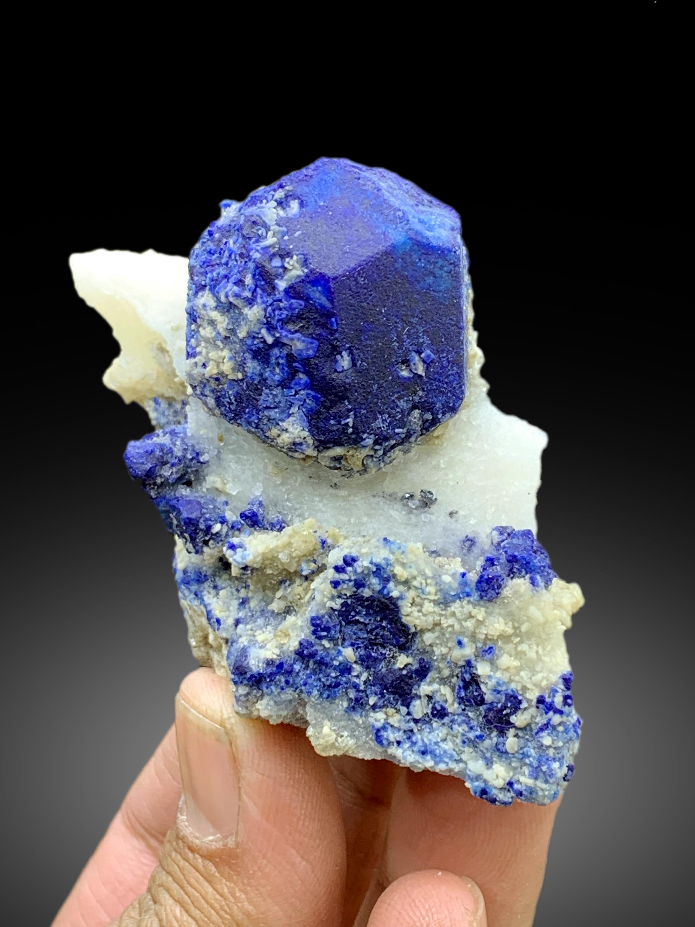 アフガニスタン産のマトリックス上のインクブルーカラーラピスラズリ